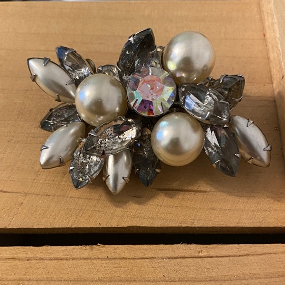 Judy Lee Jewelry - Vintage Signed JUDY LEE AB Stones Faux Pearl Brooch Silver Tone Z41